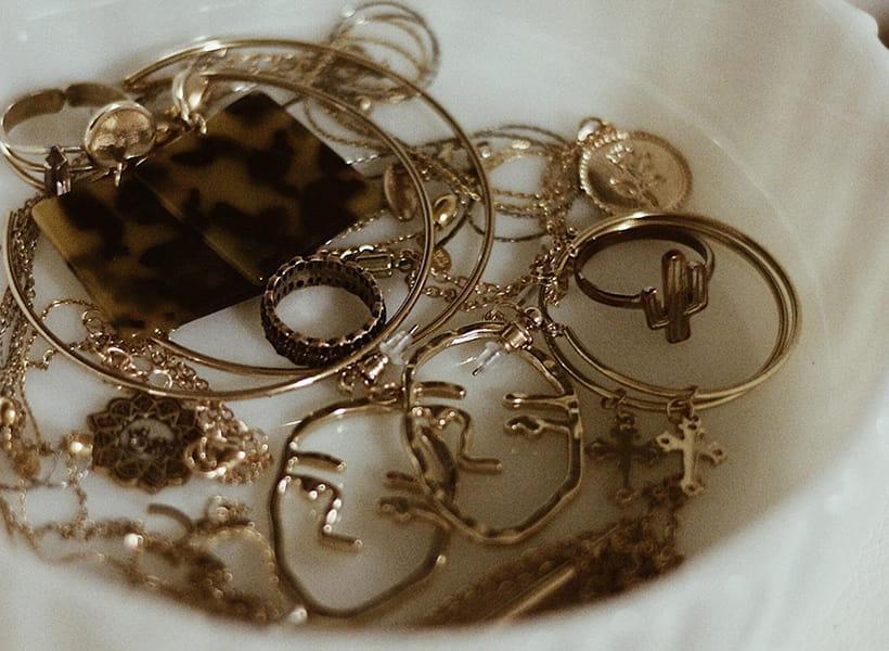 جواهرات و زیورالات با طرح هایی مدرن در کنار هم
